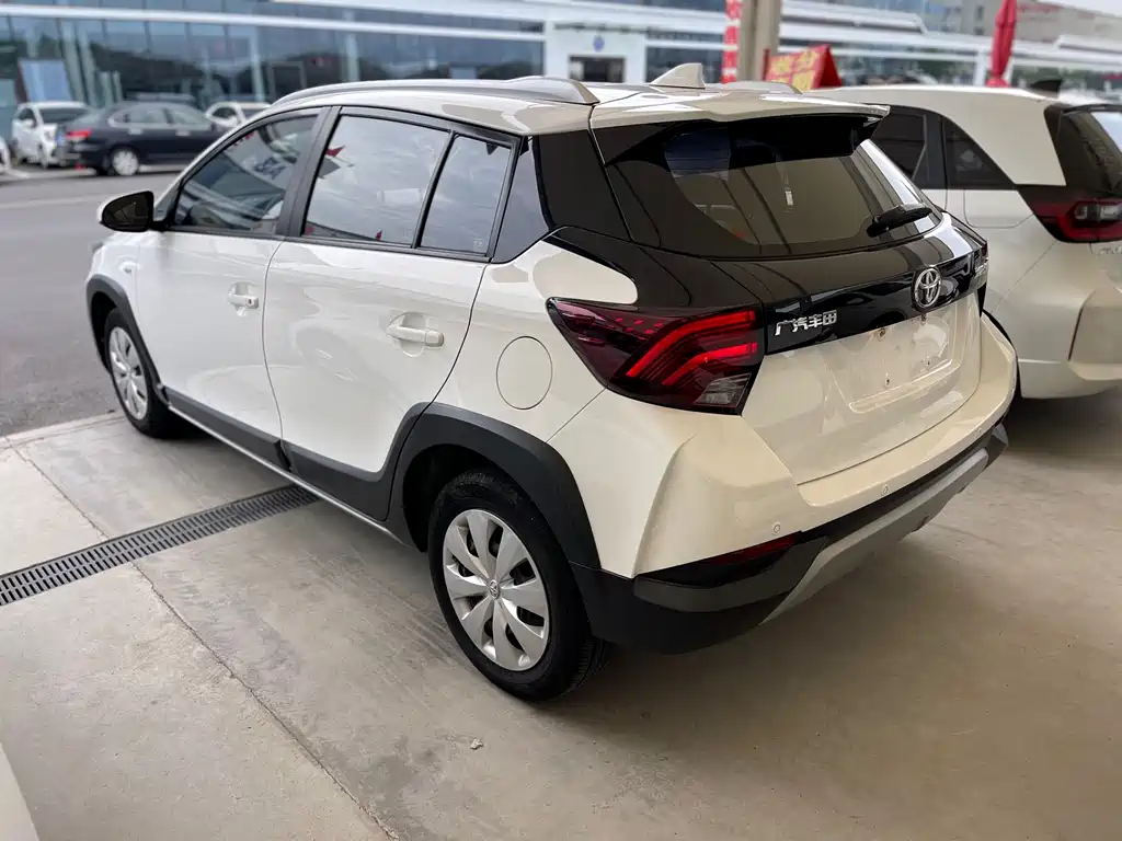 Toyota Yaris L 2020 — фото 10