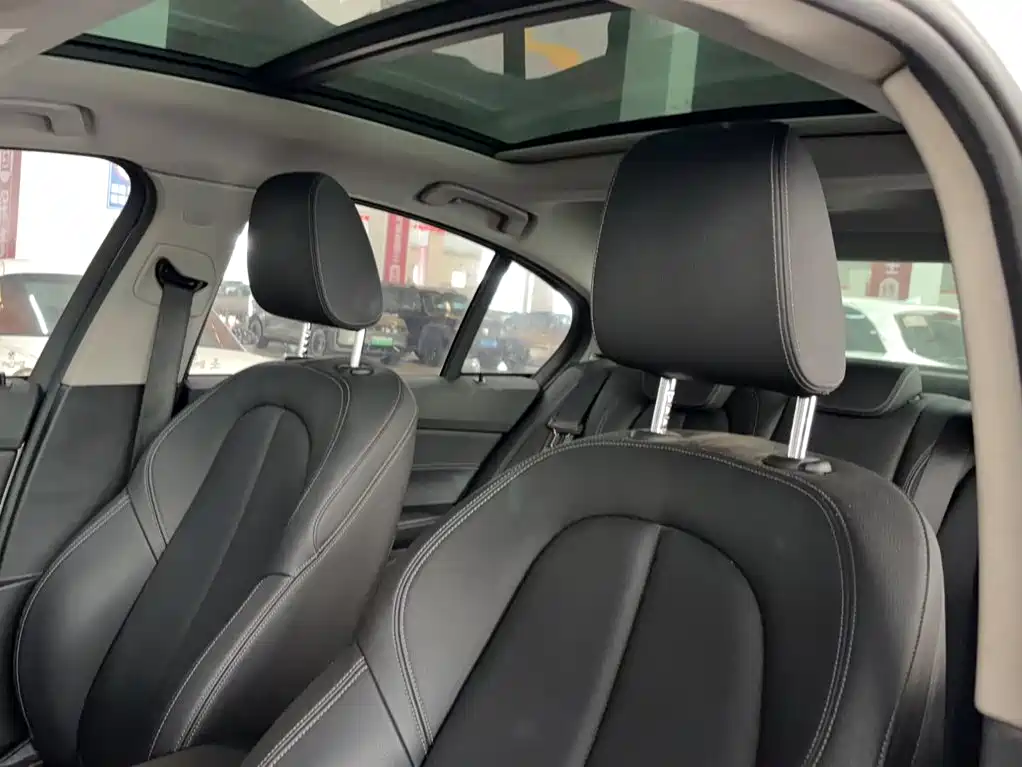 BMW 1 Series 2019 — фото 15