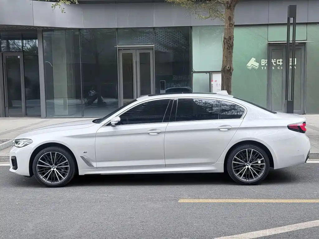 BMW 5 Series 2023 — фото 15