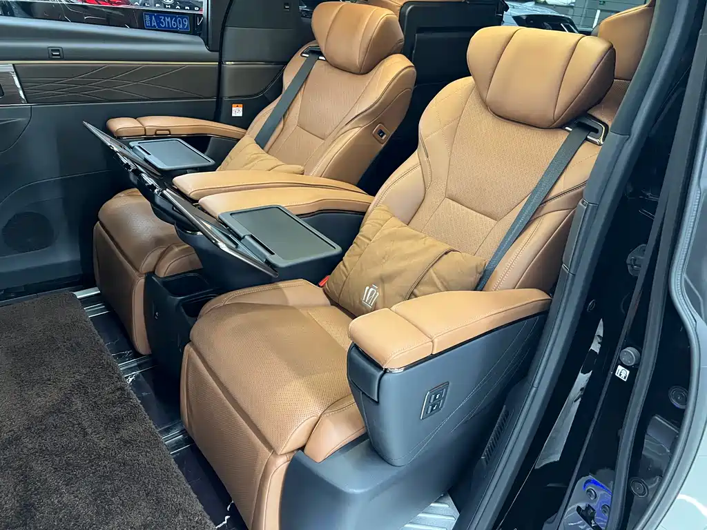 Toyota Vellfire 2023 — фото 12