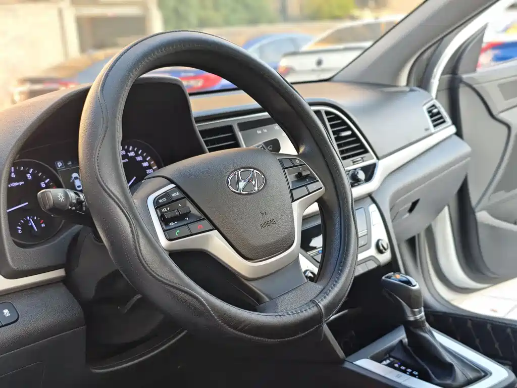 Hyundai Elantra 2017 — фото 10