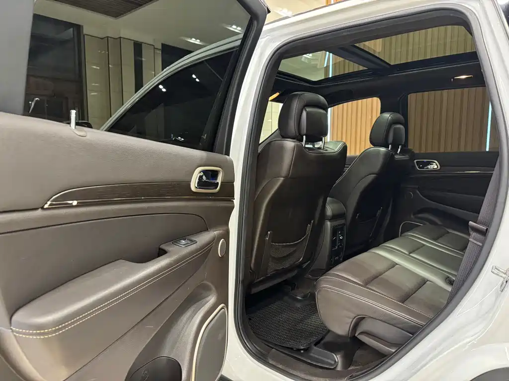 Jeep Grand Cherokee 2014 — фото 10