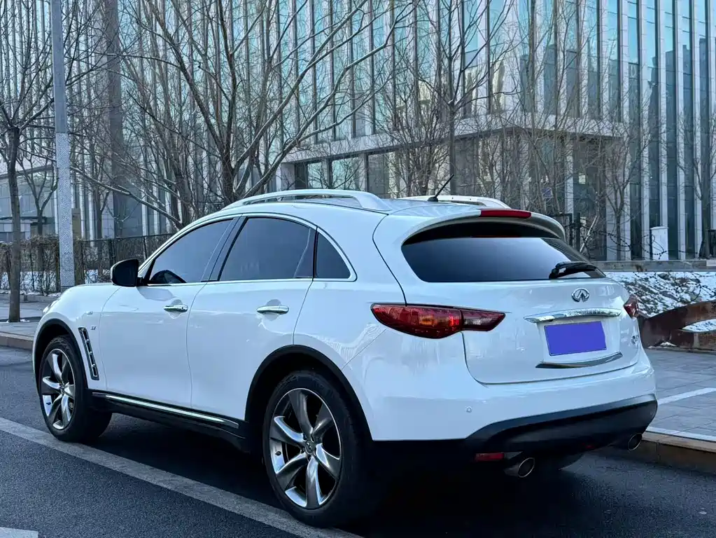 Infiniti QX70 2015 — фото 17