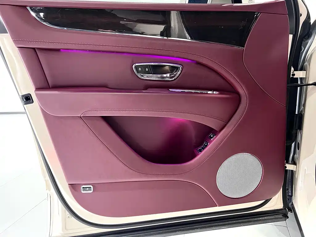 Bentley Bentayga PHEV 2021 — фото 17