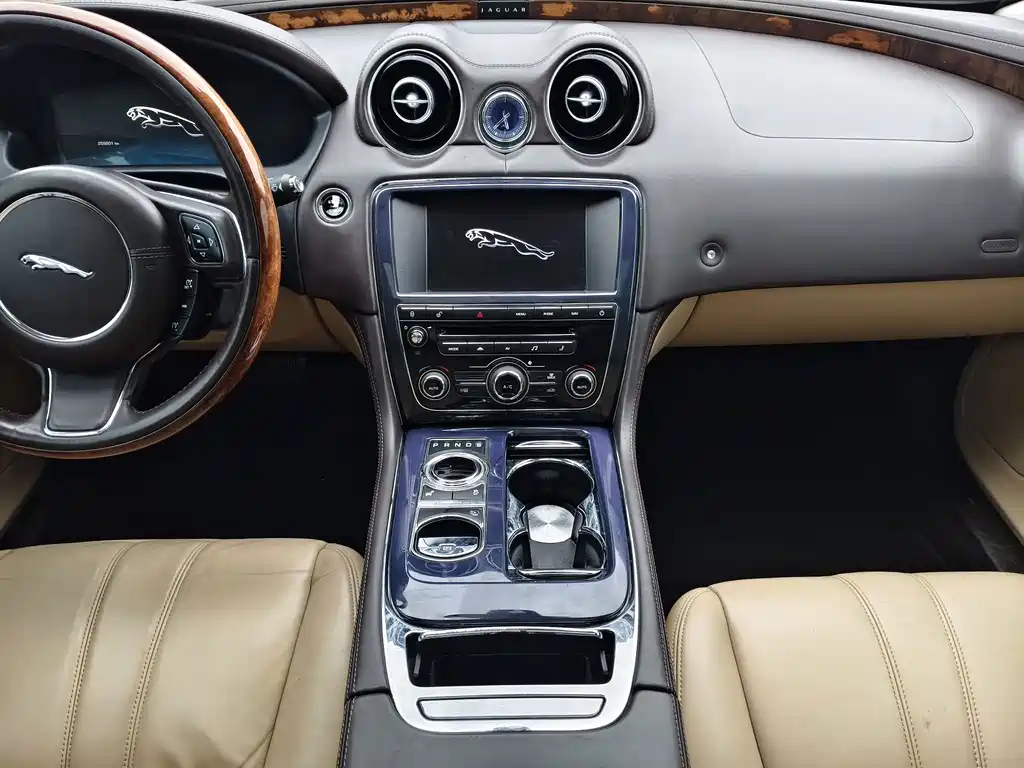 Jaguar XJ 2012 — фото 14