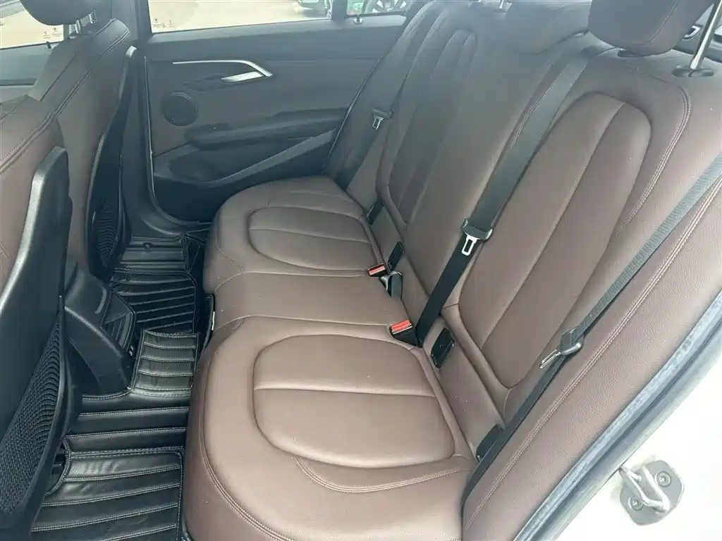 BMW 1 Series 2019 — фото 10