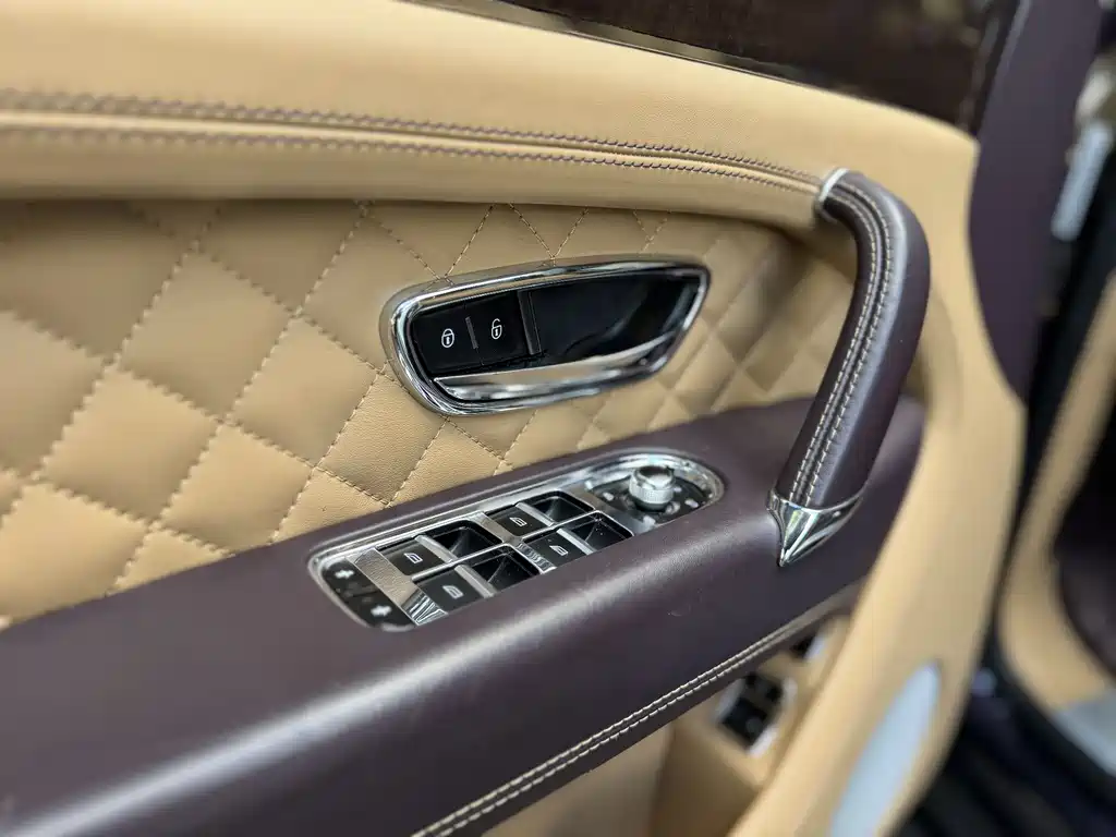 Bentley Bentayga 2016 — фото 16