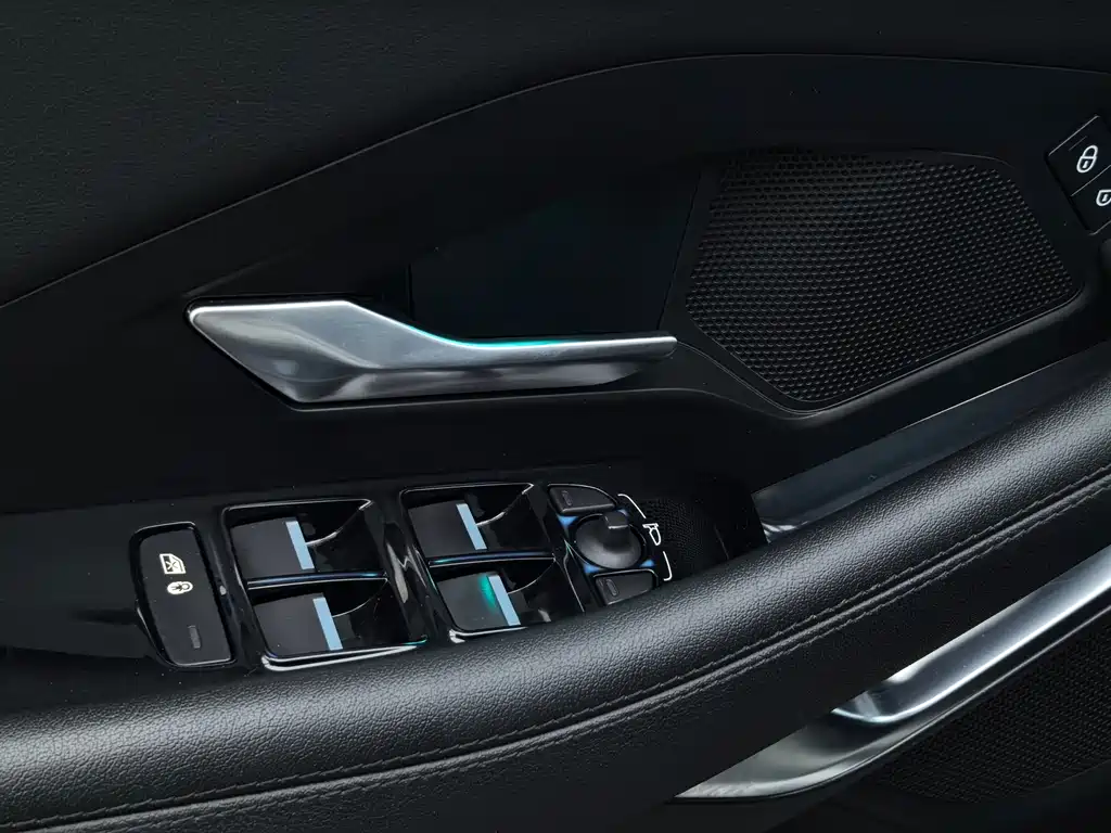 Jaguar E-PACE 2020 — фото 21