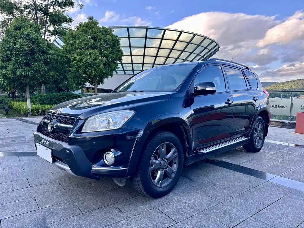 Toyota RAV4 2012 — фото 1