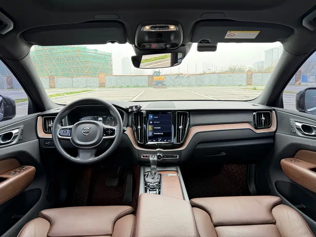 Volvo XC60 2021 — фото 15