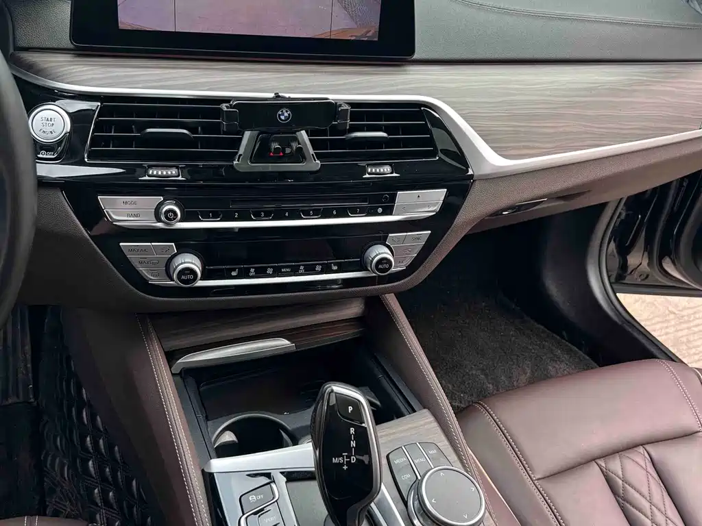 BMW 5 Series 2019 — фото 10