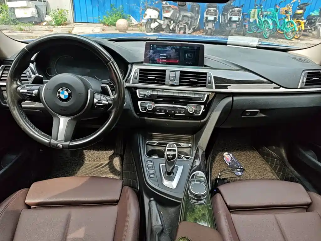 BMW 3 Series 2019 — фото 10