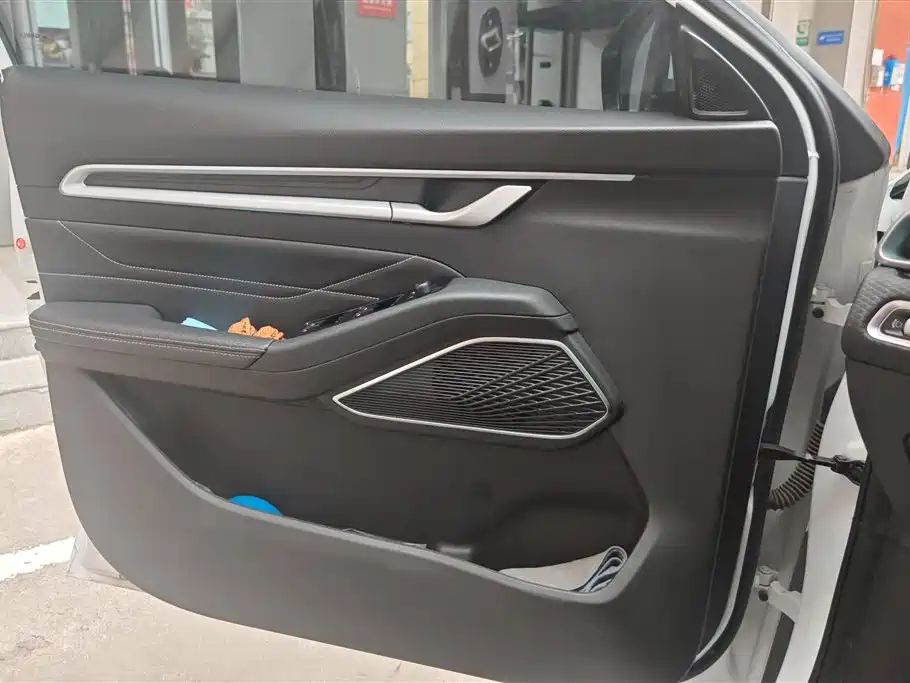 Geely Emgrand 2023