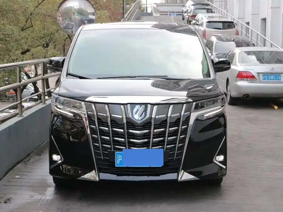 Toyota Alphard 2023 — фото 4