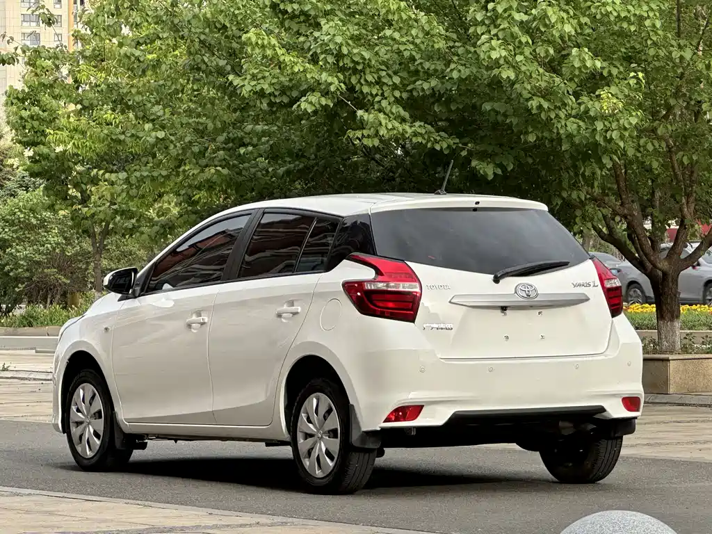 Toyota Yaris L 2022 — фото 7