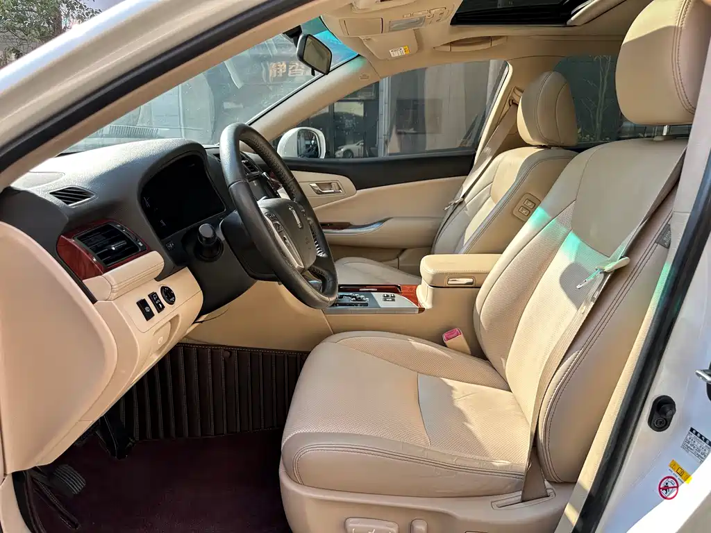 Toyota Crown 2015 — фото 4