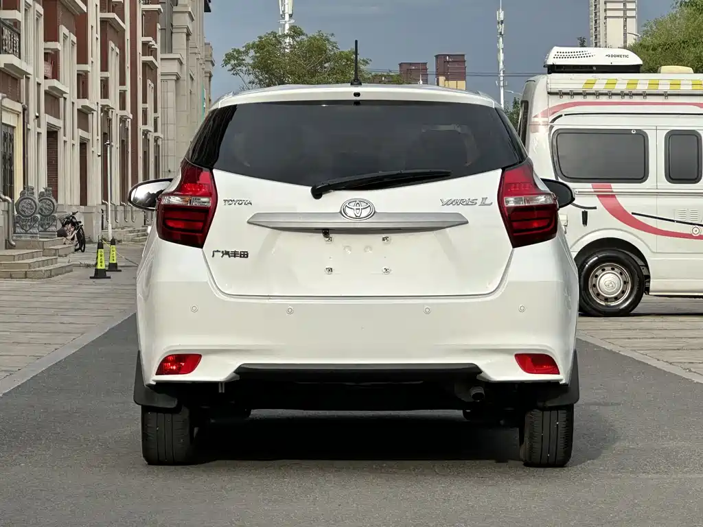 Toyota Yaris L 2022 — фото 4