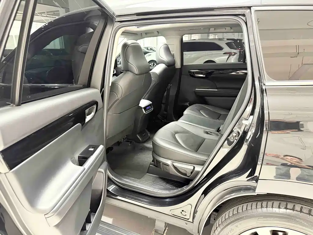 Toyota Highlander 2022 — фото 13