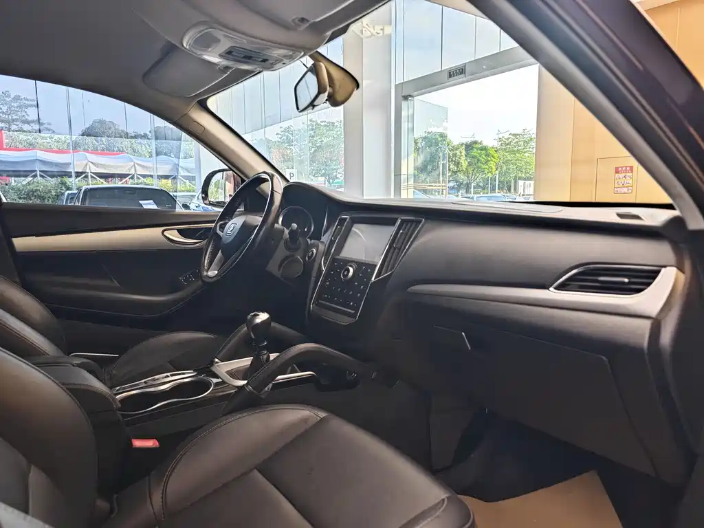 Zotye SR7 2016 — фото 30