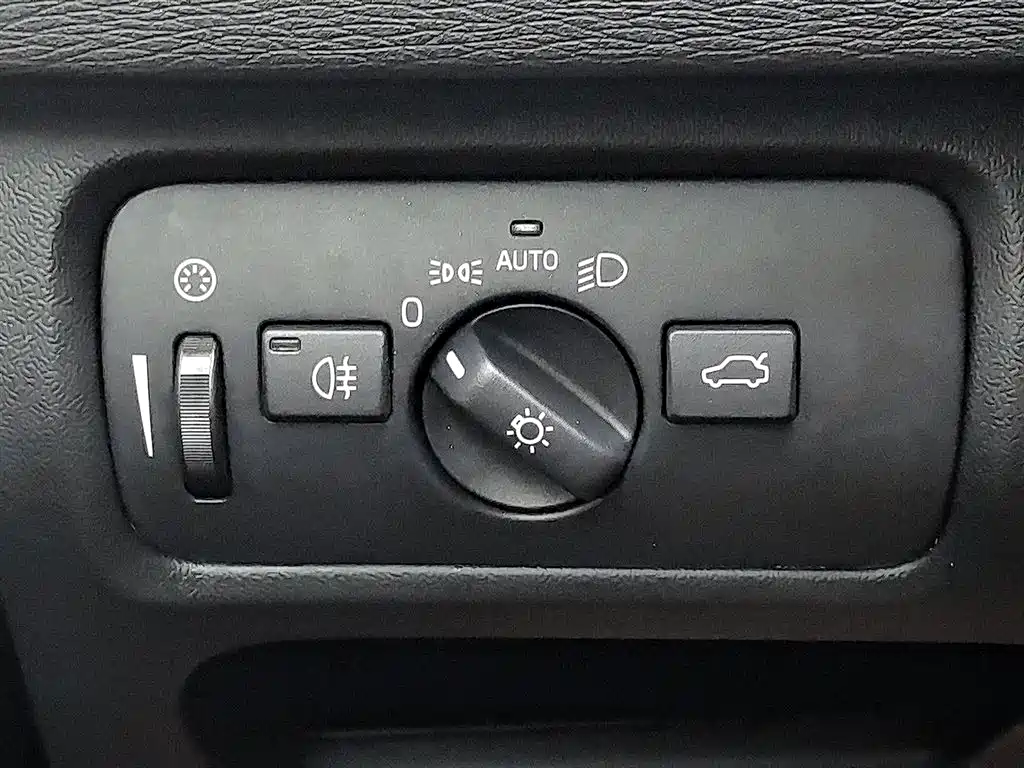 Volvo V40 2017 — фото 21