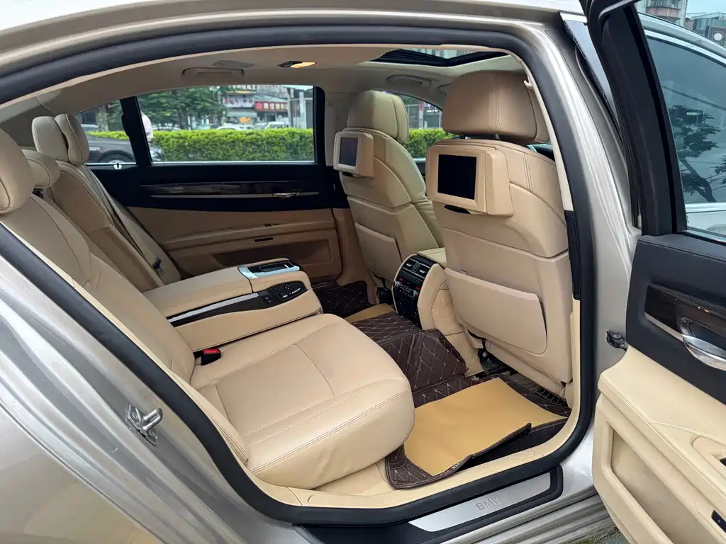 BMW 7 Series 2012 — фото 14