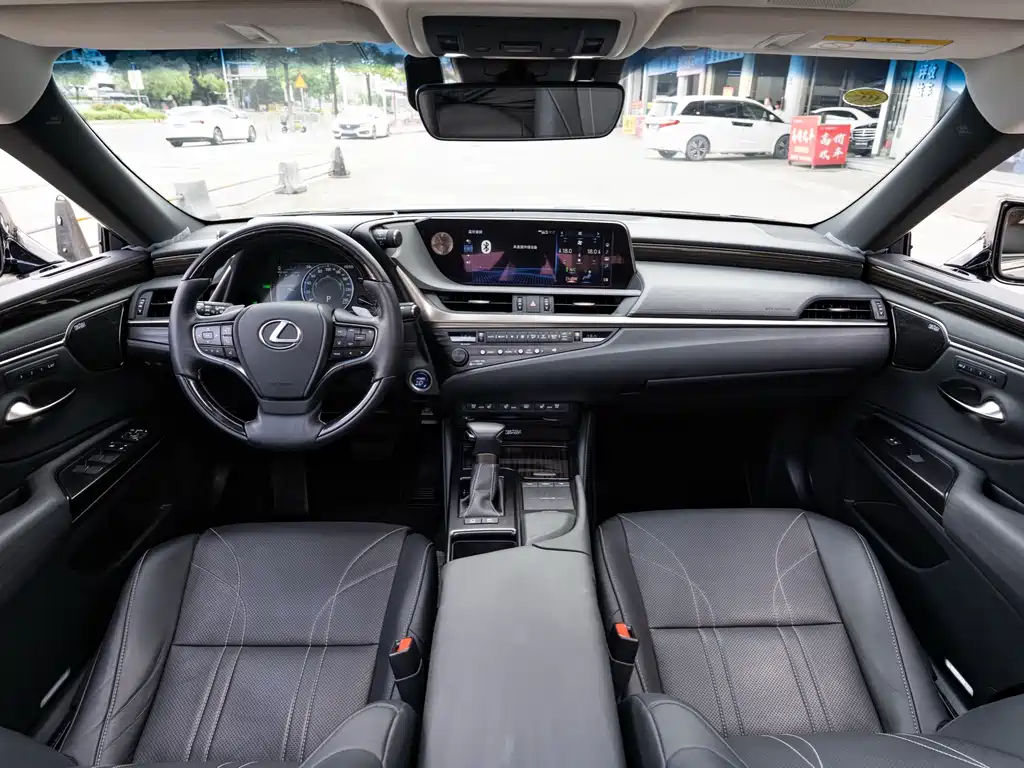 Lexus ES 2020 — фото 13
