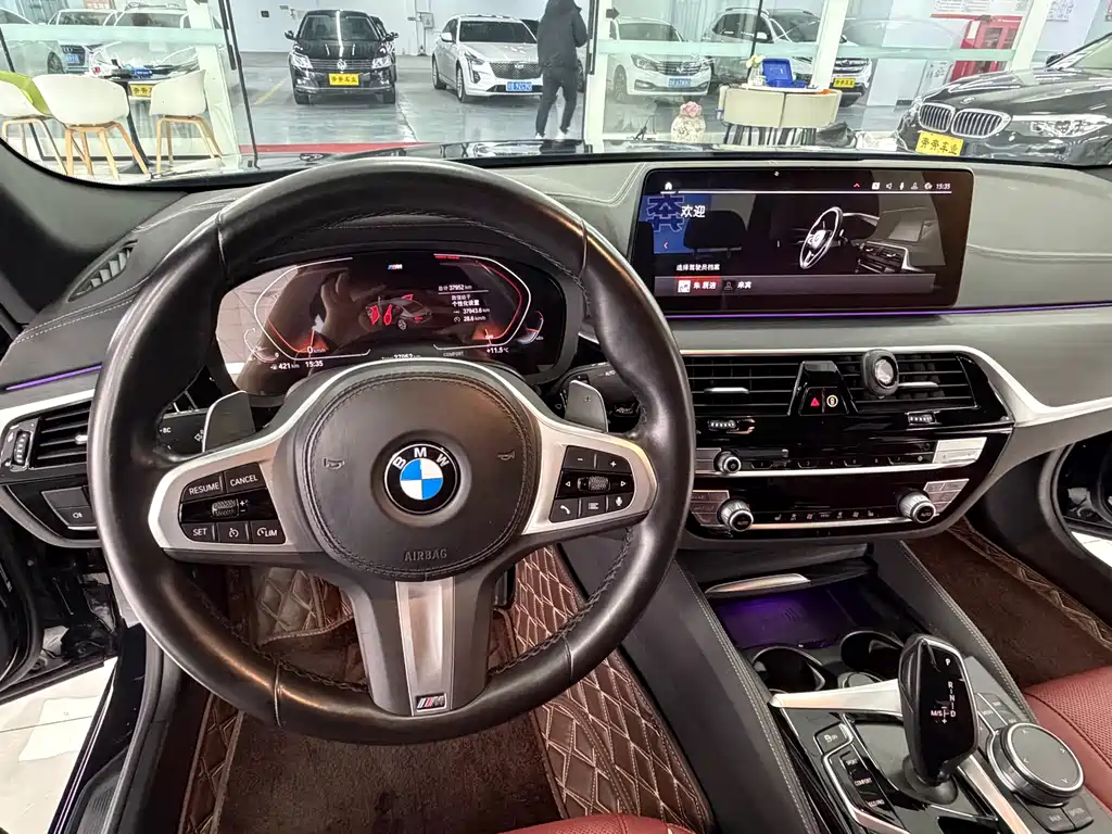 BMW 5 Series 2022 — фото 10