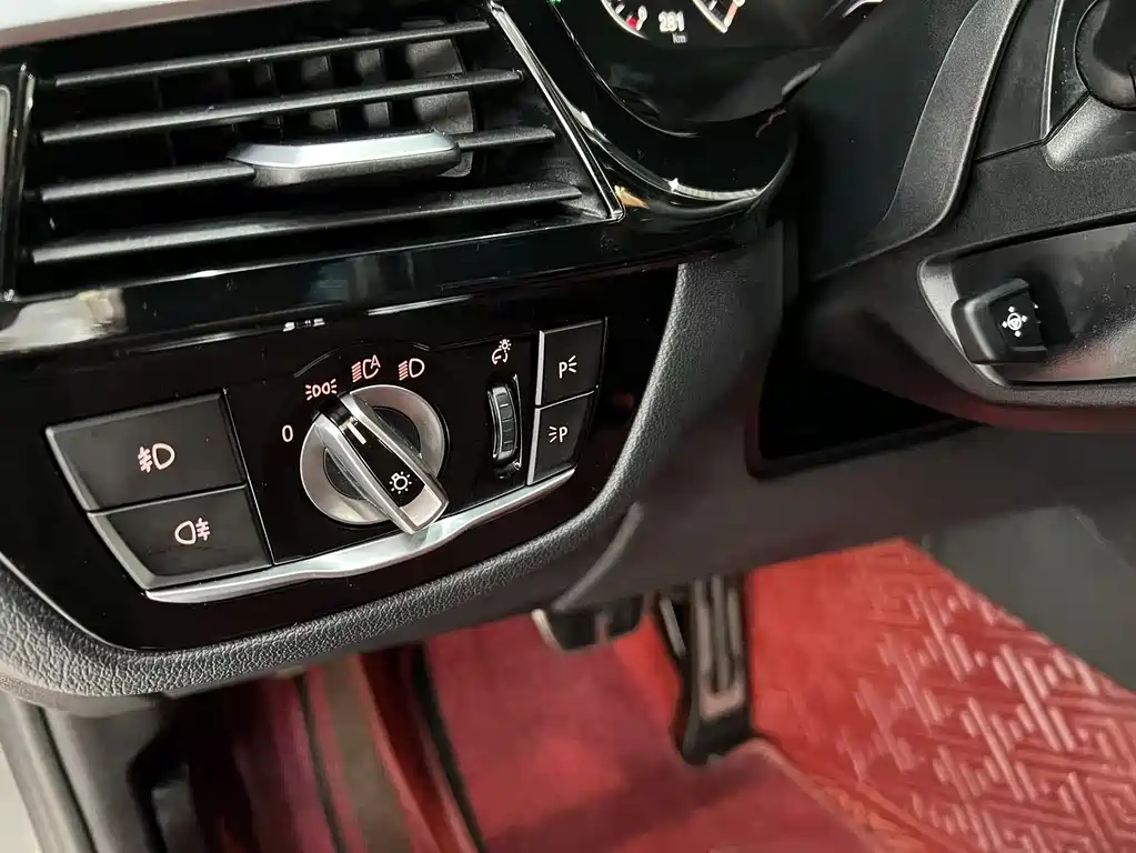 BMW 5 Series 2019 — фото 12