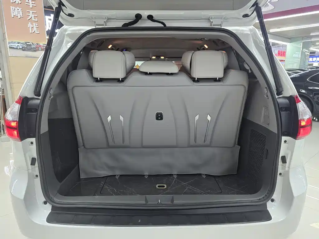 Toyota Sienna 2017 — фото 13