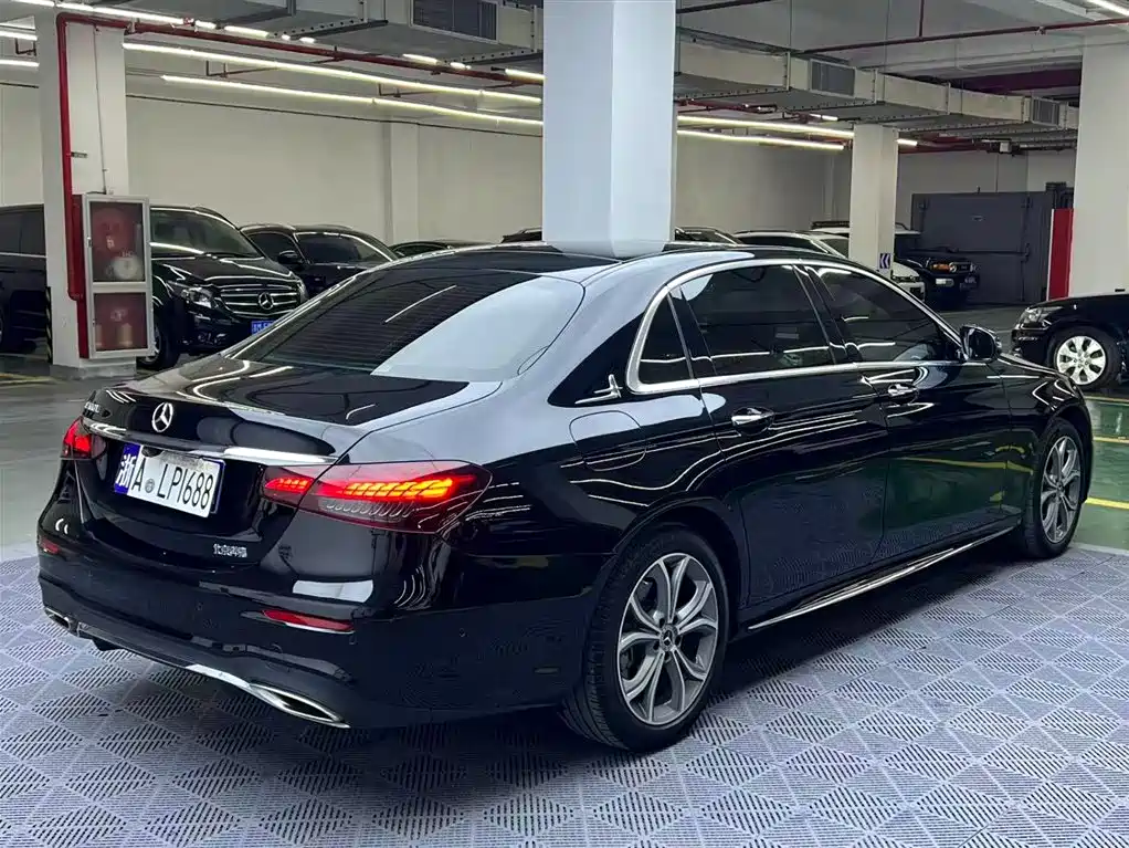 Mercedes-Benz E-Class 2022 — фото 4