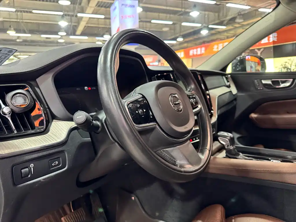 Volvo XC60 2020 — фото 11
