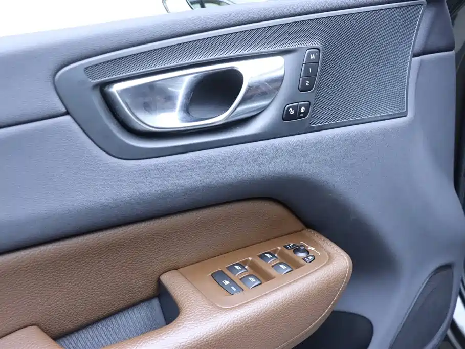 Volvo XC60 2021 — фото 10