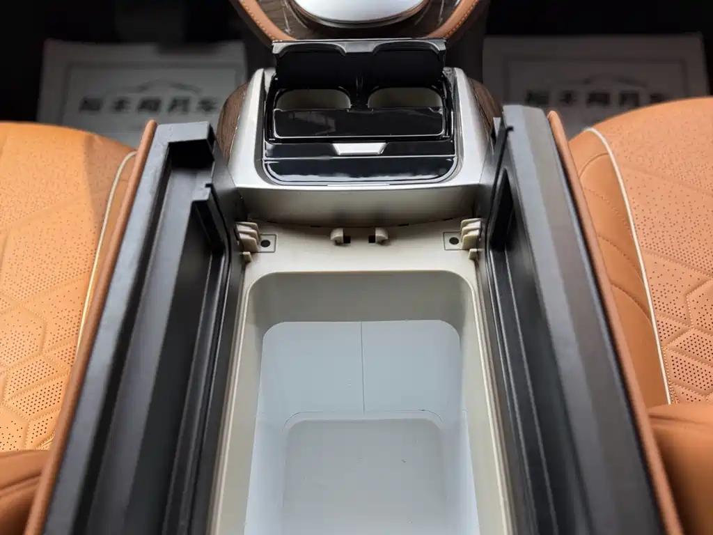 Mercedes-Benz V-Class 2023 — фото 9