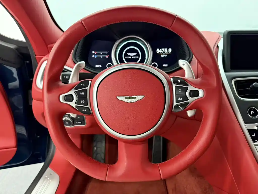 Aston Martin DB11 2020 — фото 16