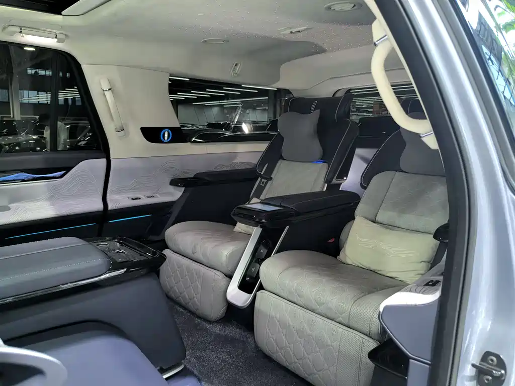 Lincoln Navigator One 2023 — фото 15