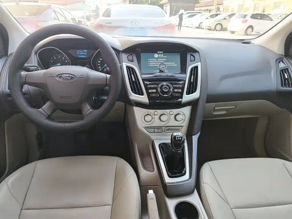 Ford Focus 2015 — фото 10