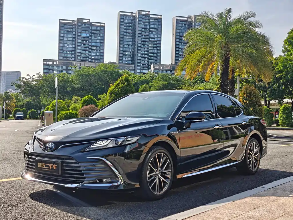 Toyota Camry 2023 — фото 1
