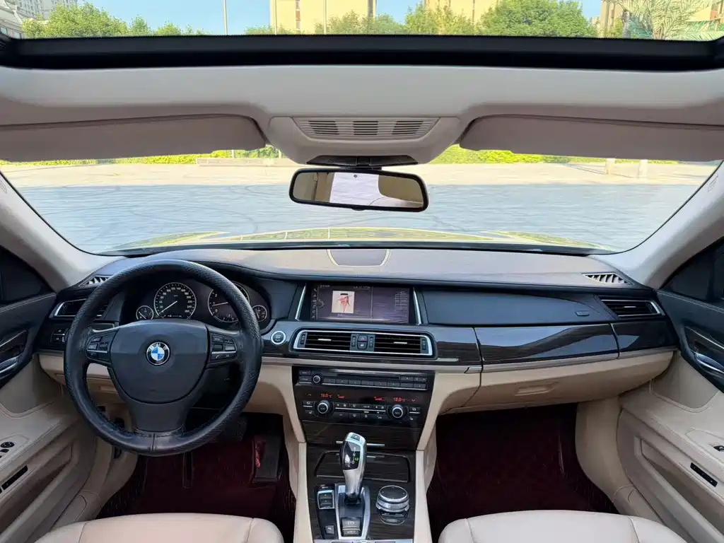 BMW 7 Series 2011 — фото 12