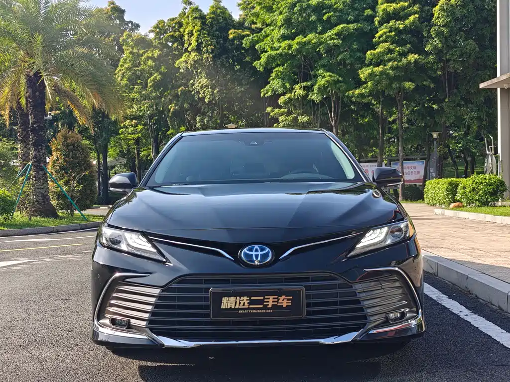 Toyota Camry 2023 — фото 2