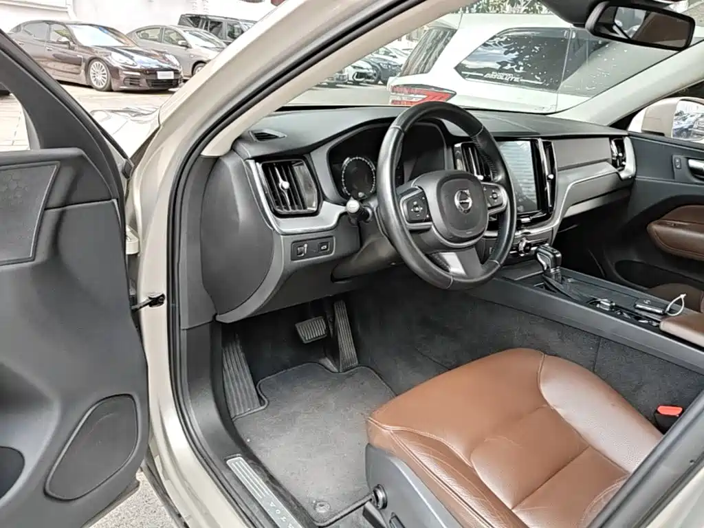 Volvo XC60 2018 — фото 23