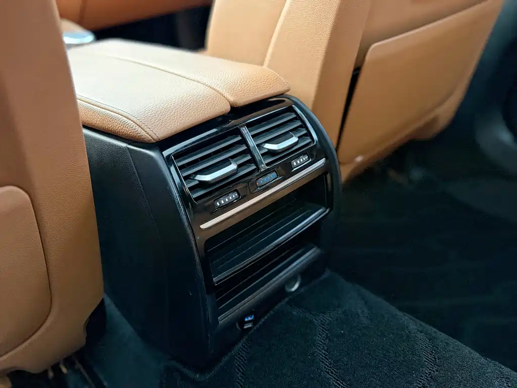 BMW 5 Series 2019 — фото 17