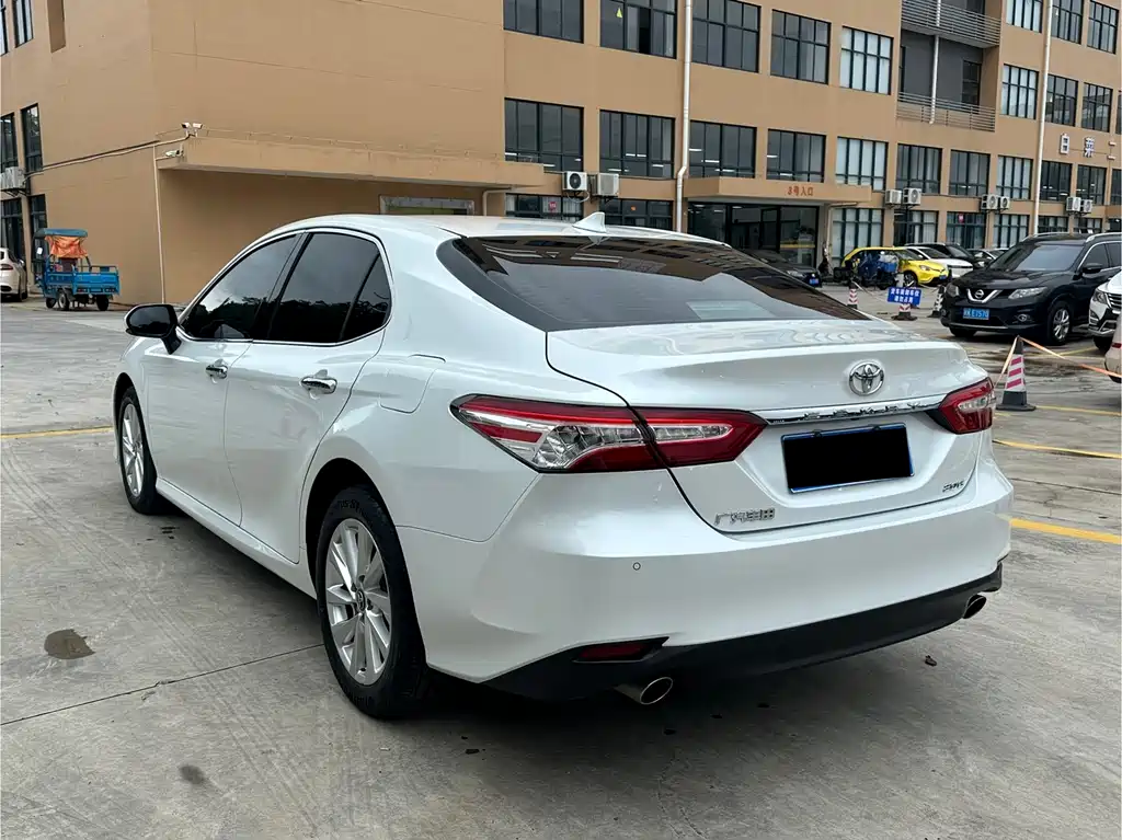 Toyota Camry 2021 — фото 10