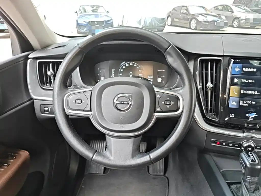 Volvo XC60 2018 — фото 17