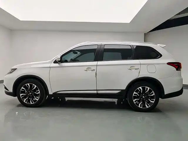 Mitsubishi Outlander 2021 — фото 11