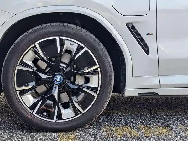 BMW iX3 2024