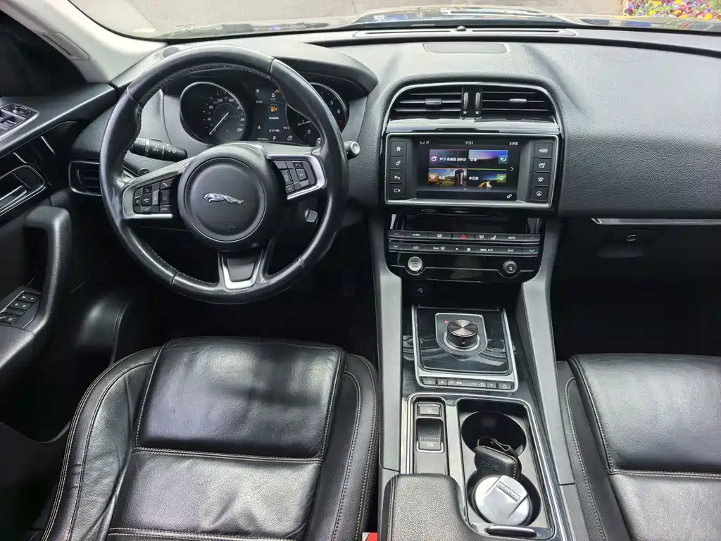 Jaguar F-PACE 2018 — фото 10