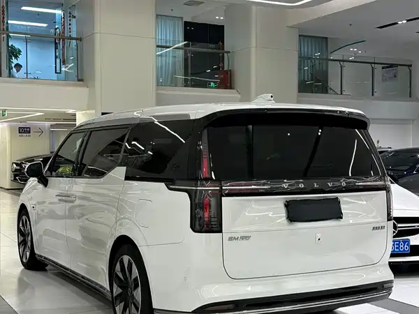 Volvo EM90 2024