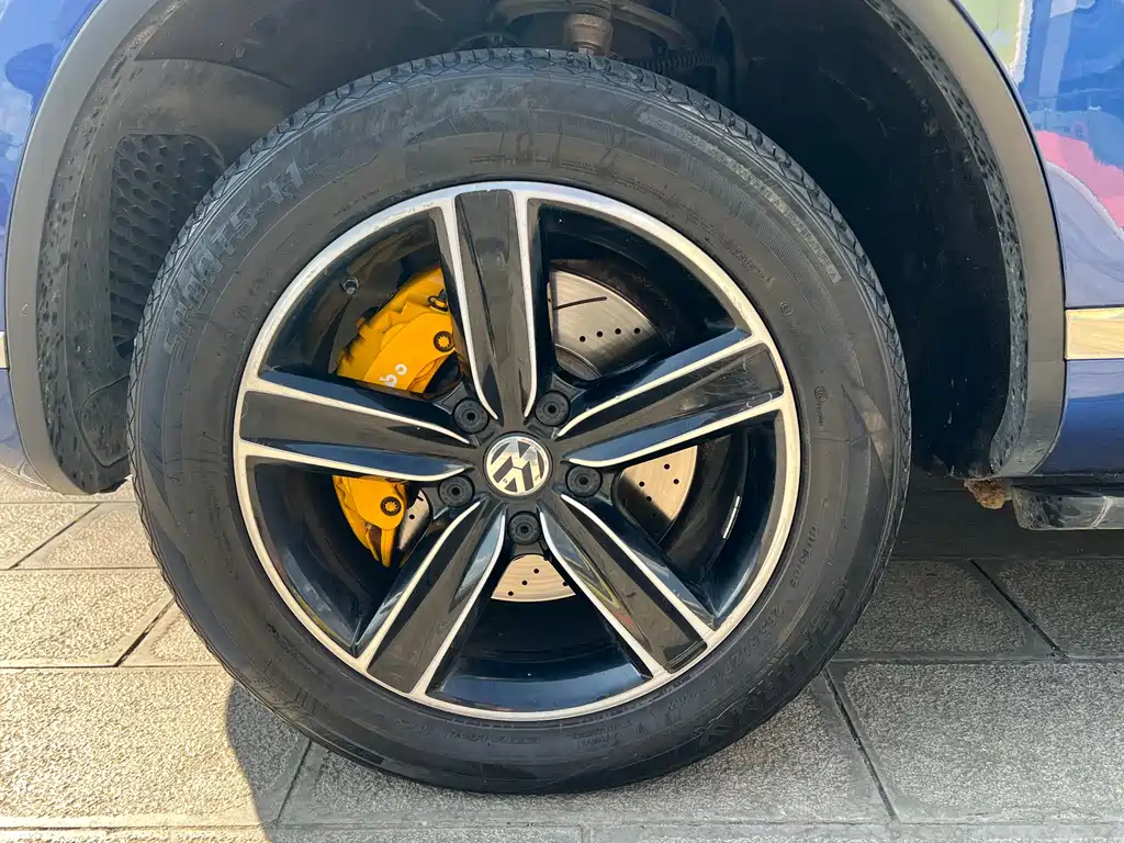 Volkswagen Touareg 2017 — фото 10
