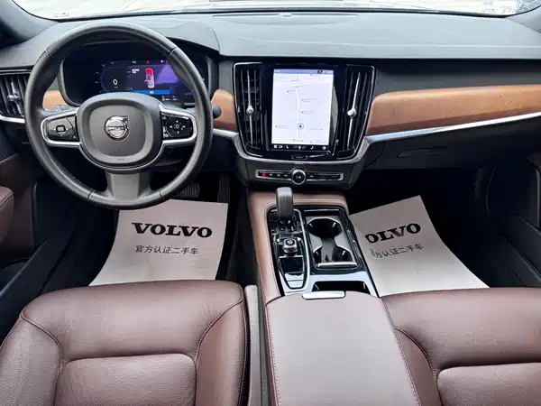 Volvo S90 Plug-In Hybrid 2023