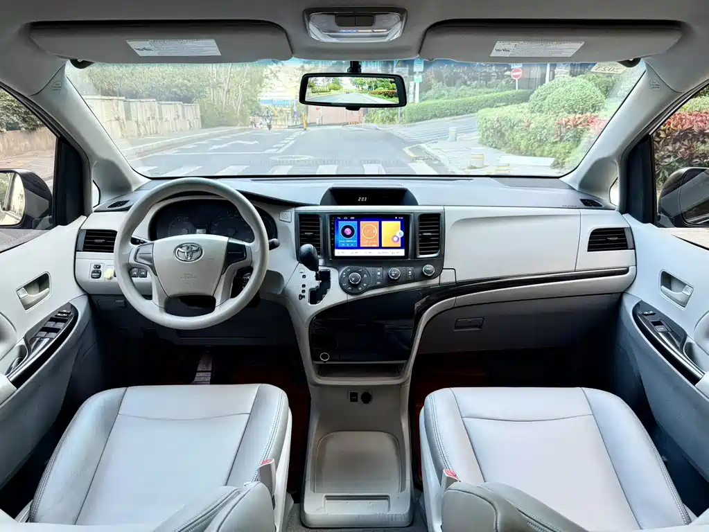 Toyota Sienna 2015 — фото 8